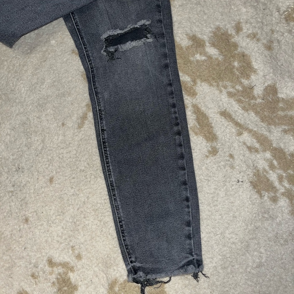 Old Navy Rockstar Super Skinny Extra High Rise Distressed Cropped Jeans - Picture 3 of 4